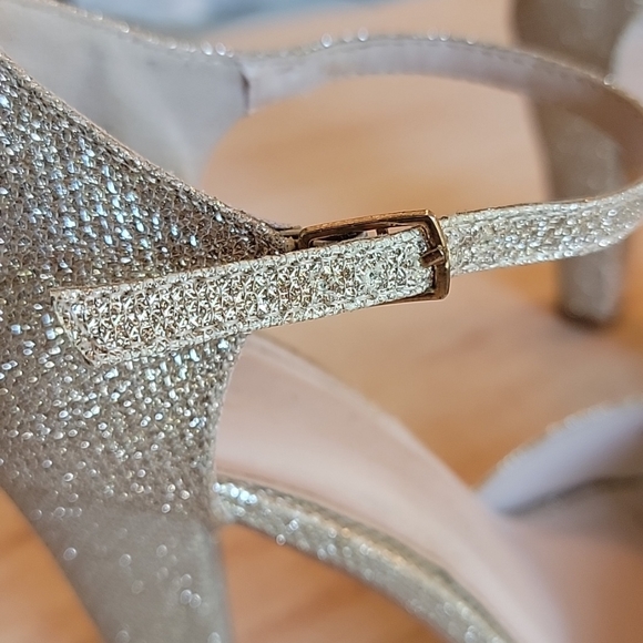 De Blossom Collection Peep Toe Rhinestone Ankle Strap Champagne Heels Size 6 1/2 - Picture 9 of 12
